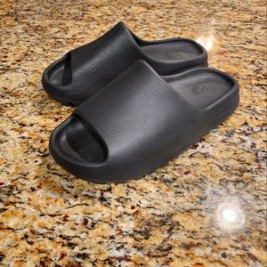 Adidas Yezzy Onxy Slides